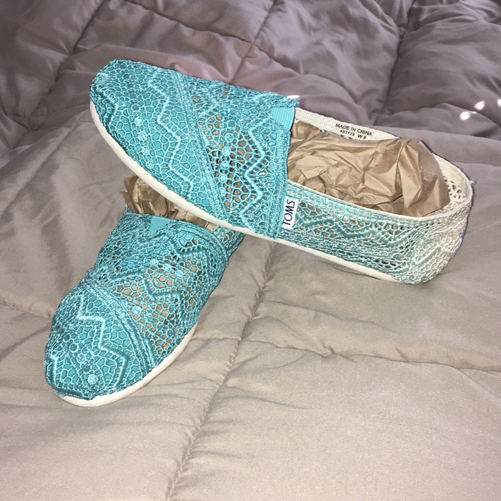 Lace print Toms size 8